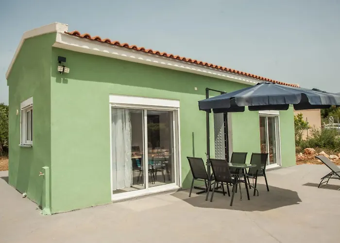 Summer Thea Karavádosz